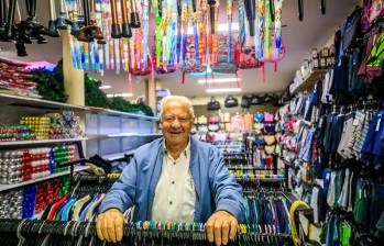 Roberto López y su familia mantienen viva la tradición de El Mejor Precio, un almacén que ha vestido por generaciones a los habitantes de esta región. FOTO Camilo Suárez. 