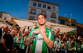 Recibimiento de los hinchas a Antony durante la presentación oficial. Foto: Tomada de redes @RealBetis
