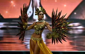 Vanessa Pulgarín en la presentación de traje tradicional en Miss Universo. FOTO AFP