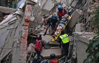 Aún continúan las labores de rescate. FOTO: GETTY.
