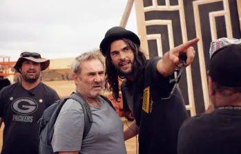 Sergi López, protagonista de la cinta con el director, Óliver Laxe. FOTO Cortesía Cineplex
