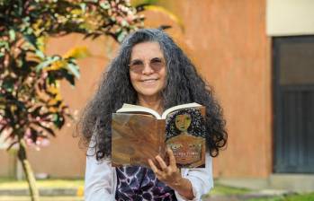 Cristina Toro es uno de los referentes de la comedia teatral en Medelín y Antoquia. También ha publicado varios libros de poemas. Foto: Camilo Suárez.