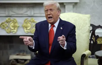 Donald Trump suspendió un programa que concede por sorteo tarjetas de residencia a países con baja migración tras afirmar que fue utilizado por el sospechoso de un tiroteo en la Universidad de Brown. FOTO: Getty