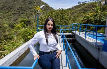 Para Alejandra, ser líder significa acompañar, escuchar y cooperar, así ha liderado la Empresa de Servicios Públicos de Guadalupe. FOTO JULIO CÉSAR HERRERA