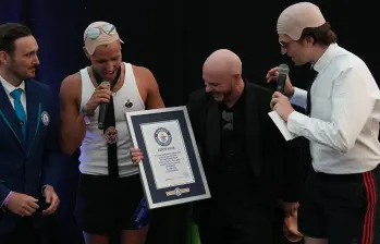 Pitbull recibió el certificado de Guinness World Records tras reunir a 22.141 personas con calvas postizas antes de su concierto en el BST Hyde Park de Londres, el 10 de julio. FOTO: AFP. 