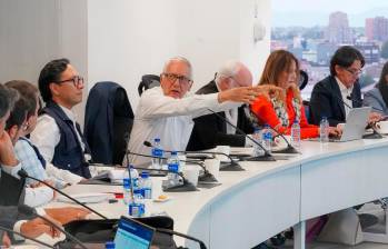 El ministro Guillermo Jaramillo durante la reunión con los presidentes de Sura, Sanitas y Compensar y Acemi, convocada por la Defensoría del Pueblo. FOTO Cortesía