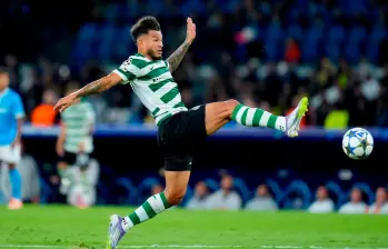 El colombiano Luis Javier Suárez recibe reconocimiento como mejor jugador del mes en la liga portuguesa con el Sporting. FOTO: Getty