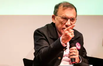 Roy Barreras ha publicado varios libros entre los que se destacan La hora de la autonomía, Ideario, Que la paz sea contigo, La fogata sin tiempo, El culo de Antanas y La paz: Dos versiones encontradas, Bailando con la muerte y Te llamaré Kennedy. Foto Colprensa.