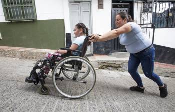 Tatiana Sánchez y su madre que viven en el municipio de San Vicente de Ferrer buscan ayuda para una silla de ruedas eléctrica FOTO: Esneyder Gutiérrez