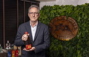 Luis Fernando Begué, gerente de la FLA, explica que el nuevo producto tiene una combinación de aromas y sabores que da como resultado un licor de ron suave, equilibrado y versátil. Foto: Cortesía