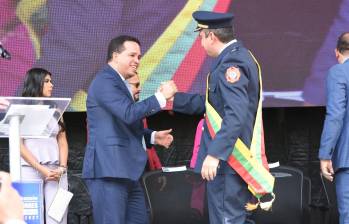 El alcalde electo Diego Torres, con traje de bombero, junto al congresista Carlos Andrés Trujillo. FOTO: Cortesía
