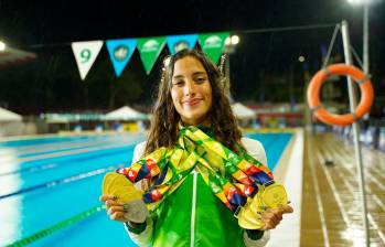 Tiffany Murillo exhibe con orgullo las medallas obtenidas en el Eje Cafetero. Algunas de manera individual y otras en relevos. FOTO CORTESÍA INDEPORTES ANTIOQUIA