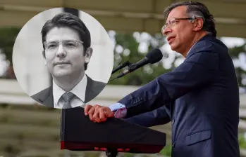 Lo hizo este martes en la ceremonia de ascenso de generales en donde empezó pidiendo un minuto de silencio para el “senador Mario Uribe Turbay (sic)”, confundiendo por segunda vez el nombre de Miguel Uribe. Fotos: Presidencia y Senado