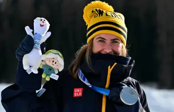 La sueca Ebba Andersson denunció que luego de ganar la plata en esquí de fondo, esta se le cayó y se le partió en dos. FOTO: GETTY