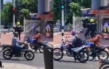 Policía reduce a hombre que lo amenazaba con una piedra en Barranquilla; maniobra se vuelve viral en redes sociales. FOTO: redes sociales. 