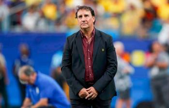 El técnico Néstor Lorenzo durante el encuentro en el que Colombia cayó 3-2 frente a Uruguay. FOTO AFP