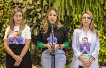 La exsecretaria de Salud de Medellín, Andreé Uribe, por los días en que fue nombrada alcaldesa encargada. A su izquierda, María Camila Villamizar y a su derecha Karen Bibiana Delgado, esta última implicada en el caso de Aguas Vivas. FOTO: Carlos Alberto Velásquez