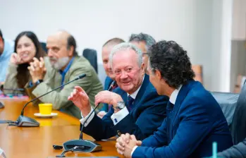 Arturo Calle fue reconocido por la Alcaldía de Medellín y lanzó críticas contra el exalcalde Daniel Quintero. FOTO CORTESÍA ALCALDÍA DE MEDELLÍN 