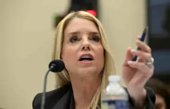 La fiscal general de Estados Unidos, Pam Bondi, testificó ante una audiencia del Comité Judicial de la Cámara de Representantes sobre la “Supervisión del Departamento de Justicia” de los archivos Epstein. FOTO: AFP