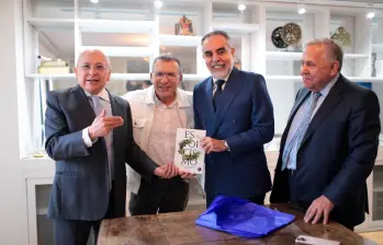 Los ministros Armando Benedetti y Eduardo Montealegre sellaron su reconciliación con un apretón de manos y un libro sobre estoicismo. FOTO: X @AABenedetti