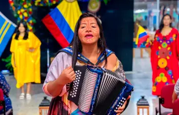 Una de las invitadas al Foro fue la acordeonera Indira Fernández. FOTO Cortesía