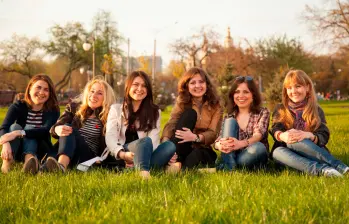 Las mujeres educadas y urbanas prefieren la amistad y la soltería a los noviazgos. FOTO: Depositphotos