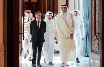 El presidente Gustavo Petro en su reunión con el emir de Catar Tamim bin Hamad Al Thani, a quien le pidió mediar para liberar un colombo-israelí. FOTO Presidencia