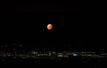 La “Luna de Sangre” iluminó el cielo durante el eclipse lunar total, ofreciendo un espectáculo inolvidable capturado desde distintas partes del mundo. FOTOS: Getty