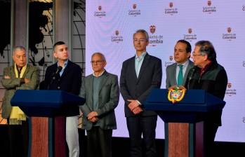 (De izq. a der.) César Ferrari, superfinanciero; Jonathan Malagón, presidente de Asobancaria; Ricardo Bonilla, minhacienda; Mario Pardo, presidente de BBVA; Alexánder López, director del DNP, y el presidente Gustavo Petro. FOTO Cortesía Presidencia de la República