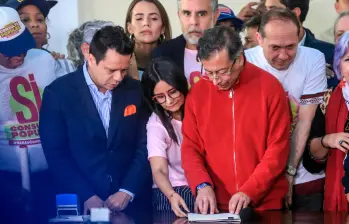 La Plaza de Bolívar fue el escenario elegido por Petro para lanzar su propuesta de consulta popular este primero de mayo. FOTOS Colprensa