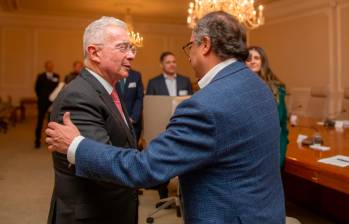 El expresidente Uribe y el presidente Petro saludándose en el salón de reuniones de la Casa de Nariño. FOTO CORTESÍA