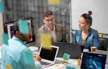 La adopción de IA y la apertura al talento global están redefiniendo el futuro de las PyMEs en Colombia. FOTO: Cortesía DEEL