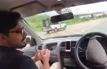El prototipo de vehículo operado de manera remota terminó chocando contra una patrulla durante una demostración tecnológica en Islamabad, Pakistán. FOTO: Captura de pantalla. 