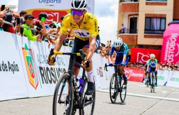 El ciclista cundinamarqués (de amarillo) es experto en contrarreloj, la prueba con la que se cierra la competencia. Saca una diferencia de 1:36 minutos con Wilson Peña, su inmediato competidor . FOTO: CORTESÍA NU COLOMBIA 