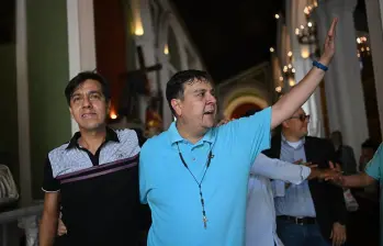 Excarcelado el defensor de derechos humanos Javier Tarazona, luego de cuatro años y siete meses detenido por el régimen de Nicolás Maduro. Euforia y oración en iglesia de Caracas por la excarcelación del activista. FOTO: @AFP.