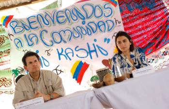 Laura Sarabia, directora de Prosperidad Social, y Luis Carlos Sarmiento Gutiérrez, presidente del Grupo Aval, firmaron este miércoles el acuerdo en buscar de ayudar a La Guajira. FOTO CORTESÍA. 