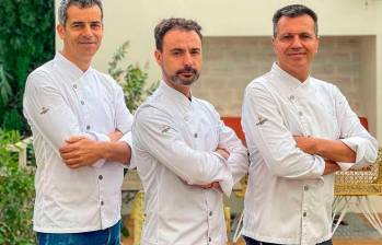 Mateu Casañas, Eduard Xatruch y Oriol Castro son los chefs fundadores de Disfrutar, el mejor restaurante del mundo según 50 Best. Foto: Cortesía.