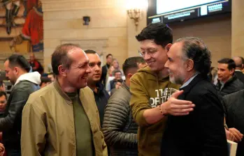 Los ministros de Trabajo, Educación e Interior, celebran la aprobación de la reforma pensional. FOTO Cortesía MinTrabajo. 