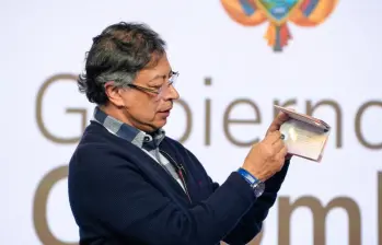 En la oficialización también participaron Viviana León, gerente de la Imprenta Nacional; el ministro del Interior, Armando Benedetti, y la embajadora de Portugal en Colombia, Catarina de Mendoza. FOTO presidencia