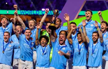 Los futbolistas del Manchester City de Inglaterra celebran con sus medallas que consiguieron el título mundial en Arabia Saudita. FOTO: GETTY 