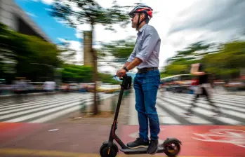 Las bicicletas y patinetas eléctricas (imagen de referencia) enfrentan desafíos en Medellín debido a su topografía y altitud, según un estudio de la UNAL y la UdeA. FOTO Camilo Suárez