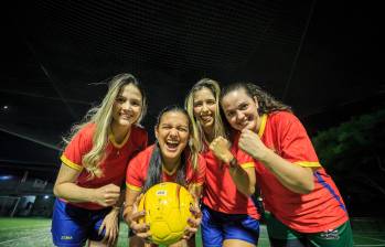 De los hospitales a la cancha. Este es parte del equipo colombiano que, uniendo su vocación por la salud y con la pasión por el deporte, está listo para ir al Mundial de Dublín. FOTO: Camilo Suárez