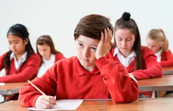 El aumento del estrés y la ansiedad en las aulas está afectando la concentración, la motivación y el bienestar emocional de miles de estudiantes en Colombia, según UNICEF y especialistas en salud mental escolar. FOTO Depositphotos
