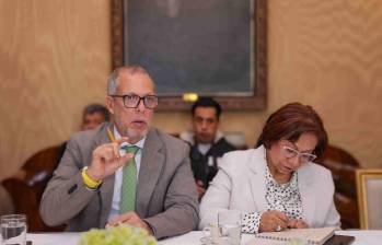 Villavicencio (derecha) asumió transitoriamente en reemplazo de la saliente canciller Laura Sarabia, que renunció justamente en medio de diferencias por la contratación alrededor de los pasaportes. FOTO: PRESIDENCIA