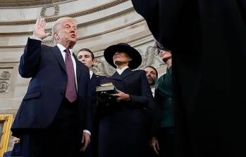  Tras la toma del juramento, firmó una serie de órdenes ejecutivas, entre las que figura el retiro de EE.UU. del Acuerdo de París sobre cambio climático, que ya lo había decidido en su primer periodo, pero que Biden revirtió. Foto: AFP