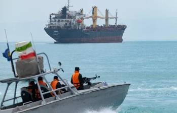 Barcos iraníes abren fuego contra un petrolero en el estrecho de Ormuz. FOTO: Tomada de @BFMTV.