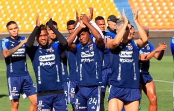 Los jugadores del DIM, impulsados por Daniel Torres, que es uno de los líderes de la plantilla, agradecieron con un aplauso el acompañamiento de los aficionados en el entrenamiento a puerta abierta. FOTO Manuel Saldarriaga