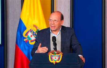 El ministro de Hacienda, Germán Ávila, dijo que la gasolina comenzará bajando $300. FOTO COLPRENSA