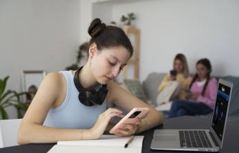 Un estudio de Common Sense Media concluyó que las protecciones de ChatGPT para menores no funcionan de manera fiable y calificó la herramienta de “riesgo inaceptable”. FOTO Europa Press