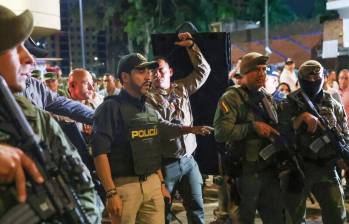 El presidente Abelardo De la Espriella llegó a Cali para liderar varios operativos en el centro de la ciudad. En los videos publicados por Presidencia se le ve portando un arma de fuego en el cinto. Foto: Alcaldía de Cali